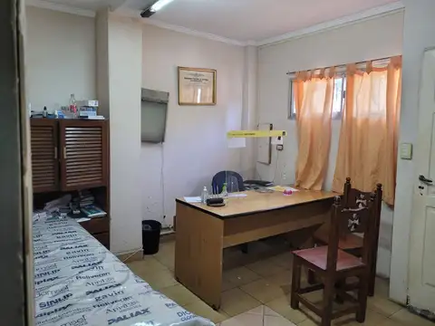 CASA MAS CONSULTORIOS EN FLORENCIO VARELA. PERMUTA