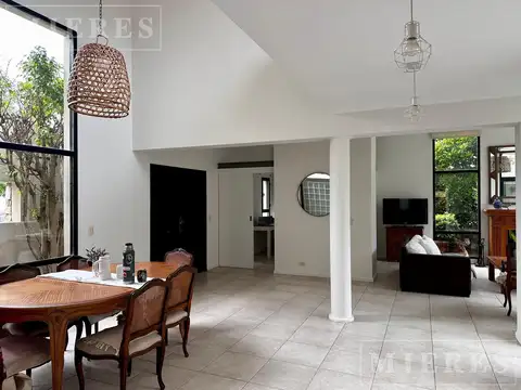 Casa 6 ambientes con 2 baños
