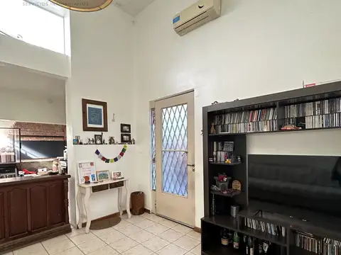VENTA CASA DE PASILLO TRES DORMITORIOS CON PATIO Y TERRAZA EN BARRIO LOURDES