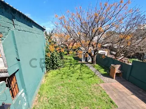 Venta de casa 3 ambientes con departamento independiente y amplio parque, San Mi