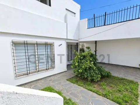 Venta de casa 3 ambientes con departamento independiente y amplio parque, San Mi
