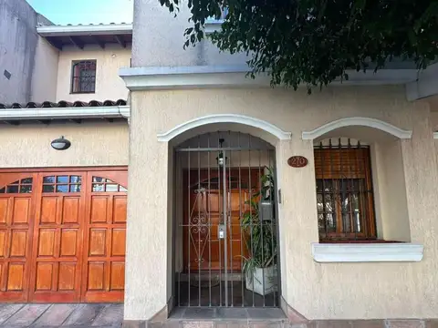 Venta casa 5 ambientes con patio y terraza