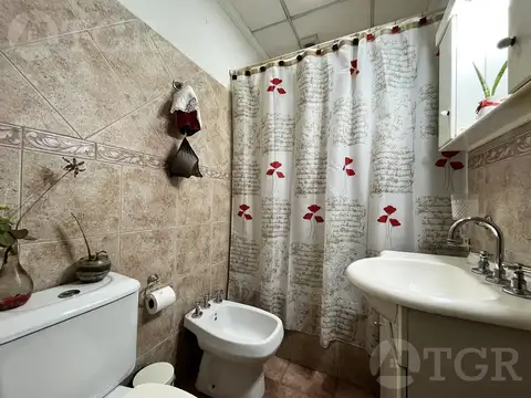 Casa 5 ambientes con 2 baños