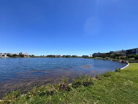 Lote en venta al agua en Barrio premium Muelles / Puertos