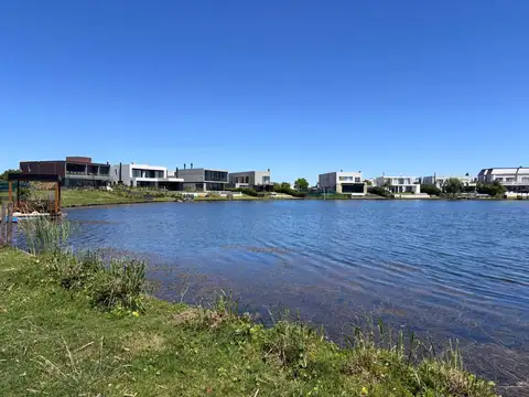 Lote en venta al agua en Barrio premium Muelles / Puertos