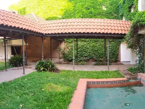Casa de dos plantas con jardín en venta - Mercedes - Bs. As.