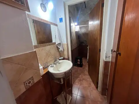 VENTA CASA DE PA EN PH CON DOS DORMITORIOS Y TERRAZA, ESTADO DE  ISRAEL 1000, EN TIRO SUIZO.