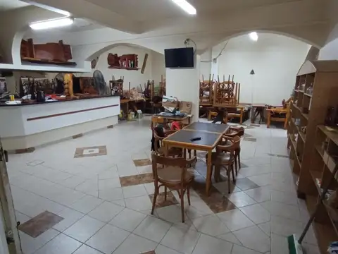 MUNRO, AMPLIO LOCAL EN ESQUINA + 2 VIVIENDAS EN PLANTA ALTA