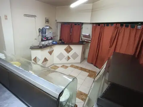 MUNRO, AMPLIO LOCAL EN ESQUINA + 2 VIVIENDAS EN PLANTA ALTA