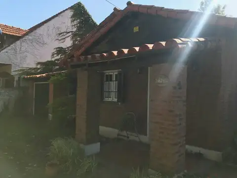 MUY LINDO CHALET CON EXCELENTE UBICACION URIBURU AL 800 ADROGUE
