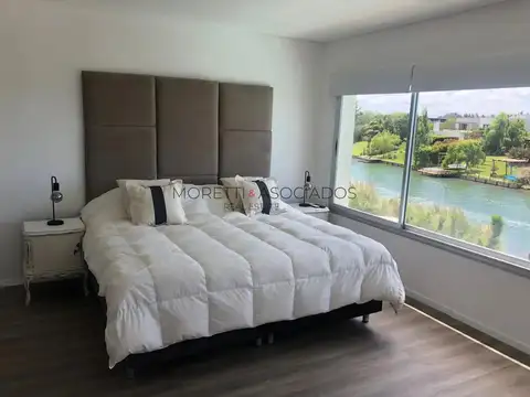 Casa en Alquiler con 2 cocheras
