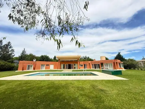 Casa en venta y alquiler Fincas San Vicente Barrio Chacras 5 dormitorios pileta indoor y outdoor