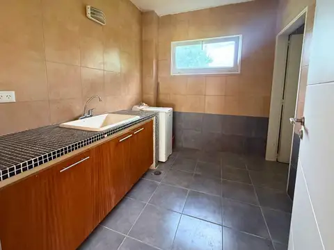 Casa en venta y alquiler Fincas San Vicente Barrio Chacras 5 dormitorios pileta indoor y outdoor