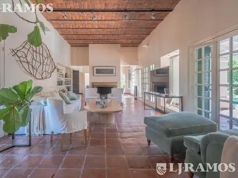 Casa en Venta con 2 cocheras