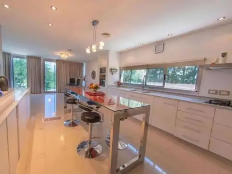 Casa 5 ambientes con 3 baños