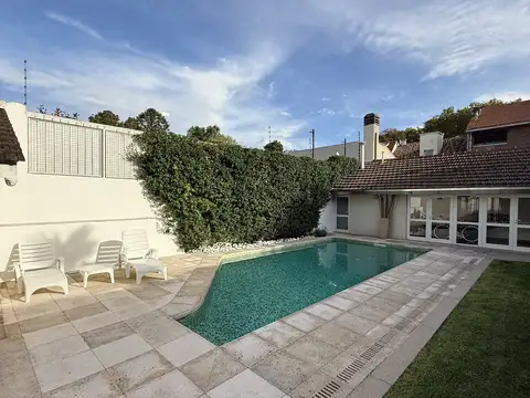 Amplia y Luminosa Casa en Olivos, excelente ubicacion