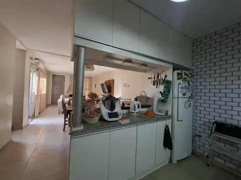 Casa 7 ambientes con 2 baños