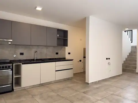 ALQUILER DUPLEX DE 2 DORMITORIOS CON COCHERA, GALERÍA Y ASADOR