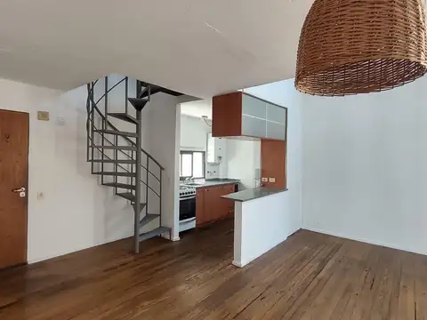Excelente dos amb. en duplex en edificio con pileta