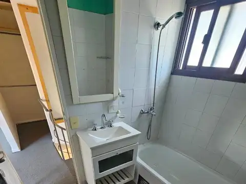 Excelente dos amb. en duplex en edificio con pileta