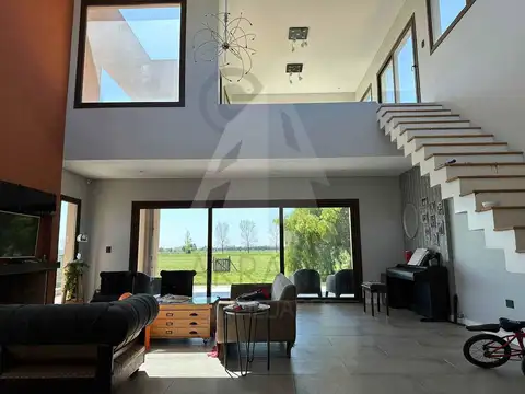 Venta de casa en Fincas Golf - 6 ambientes con Piscina