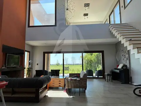 Casa en Venta con 2 cocheras