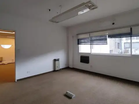 VENDO OFICINA APTO VIVIENDA EN MICROCENTRO.