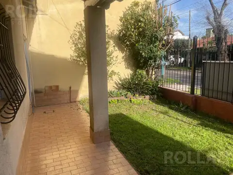 VENTA EXCELENTE CASA EN PLATA BAJA SOBRE LOTE PROPIO DE 3 AMBIENTES CON JARDIN EN CARAPACHAY