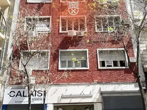 Lindísima oficina en tribunales piso alto