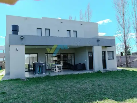 Casa en Alquiler de 3 dormitorios