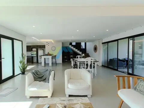 Casa 5 ambientes con 2 baños
