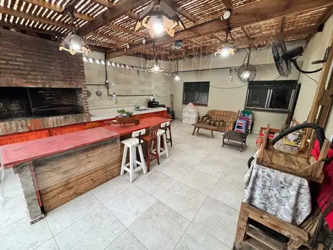 Casa 4 ambientes con 2 baños