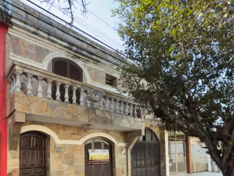 Casa en venta c/ cochera sobre calle Santa Fe al 1086