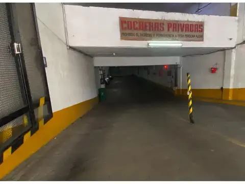 Cómoda cochera en alquiler ubicada en calle Paraguay 467. Fácil acceso. Seguridad.