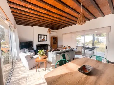 Casa 4 ambientes con 3 baños