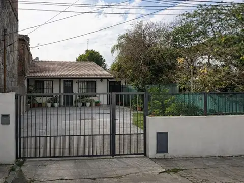 Casa multifamiliar con cochera, patio y terreno