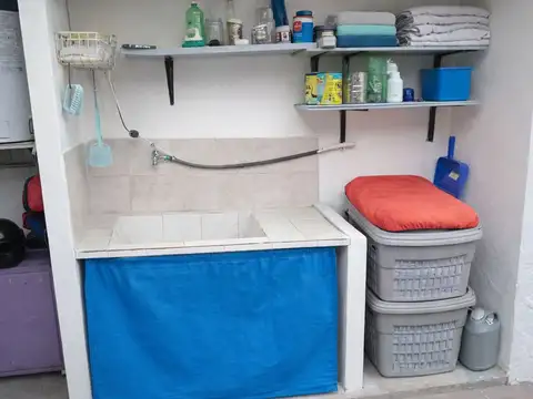 Casa multifamiliar con cochera, patio y terreno