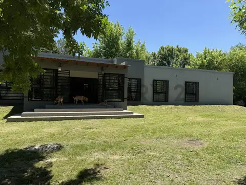 Casa en  Estancia chica. 1,6 hectáreas, pileta, parque y quincho