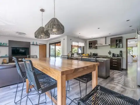 Casa en Venta con 2 cocheras