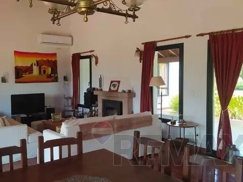 Casa 9 ambientes con 4 baños