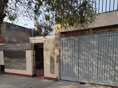 Casa 6 ambientes con 2 baños