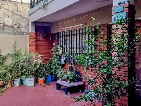 VENTA - Casa de 3 dormitorios con patio, parrillero y galpón. Las Heras, Rosario.