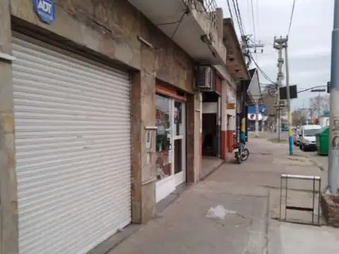 LOCAL . sobre Av. Provincias Unidas, a 30 mts de acceso autopista a Córdoba-doble ingreso