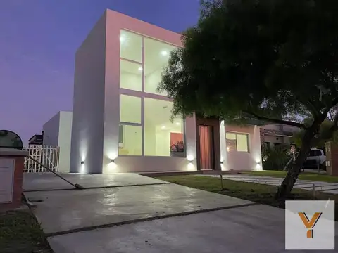 Casa en venta - 3 Dormitorios 3 Baños - Cocheras - 551Mts2 - Santa Elena, Pilar