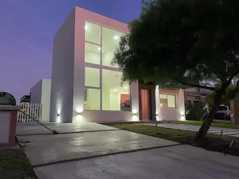 Casa en venta - 3 Dormitorios 3 Baños - Cocheras - 551Mts2 - Santa Elena, Pilar