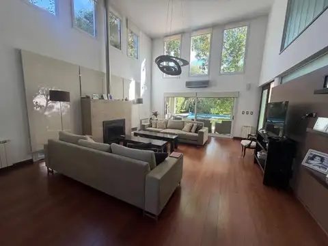 Casa 5 ambientes con 4 baños