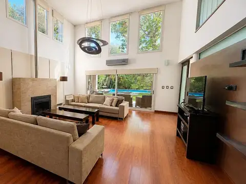 Casa en Venta en Abril Club De Campo, USD 769.000