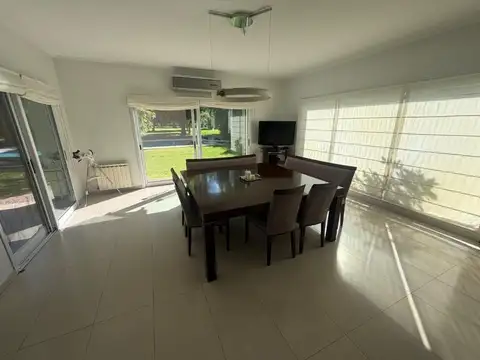 Venta casa en Abril Club de Campo