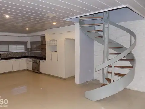 Casa 9 ambientes con 4 baños