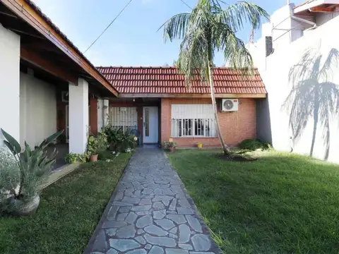 Casa 3amb con cochera y jardín en Villa Bosch